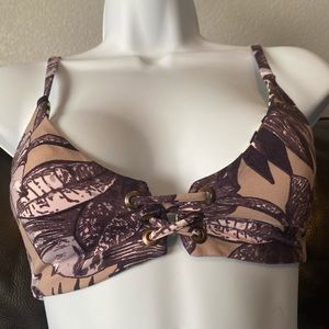 Reversible bikini top, two prints. Versatile, can be worn so many ways Womens S